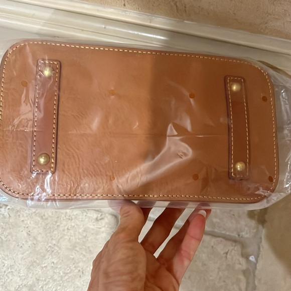 Elegant Brown Leather Handbag - Picture 8 of 9